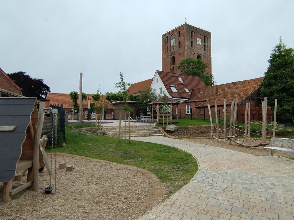 Neuplanung des Spiel- und Erlebnispunktes Marienhafe 2 Blick auf die Stufenanlage und den Kirchturm BV Marienhafe
