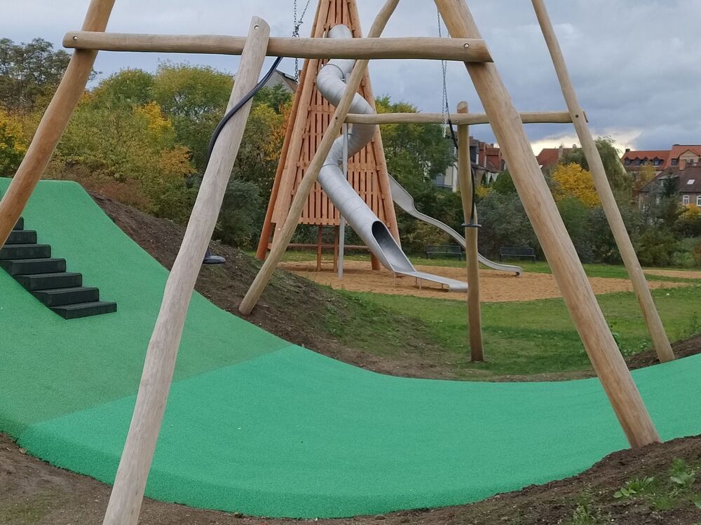 Riesenschaukel und Rutschenturm