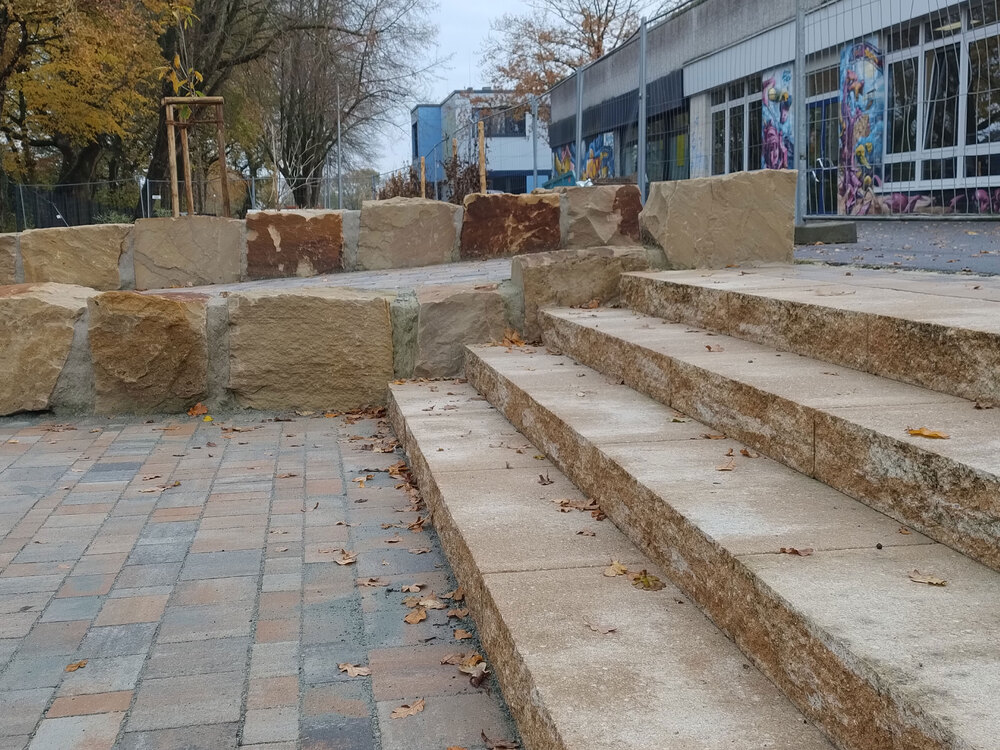 Umgestaltung des Schulhofes der IGS Aurich 3 Treppenanlage mit Mauer