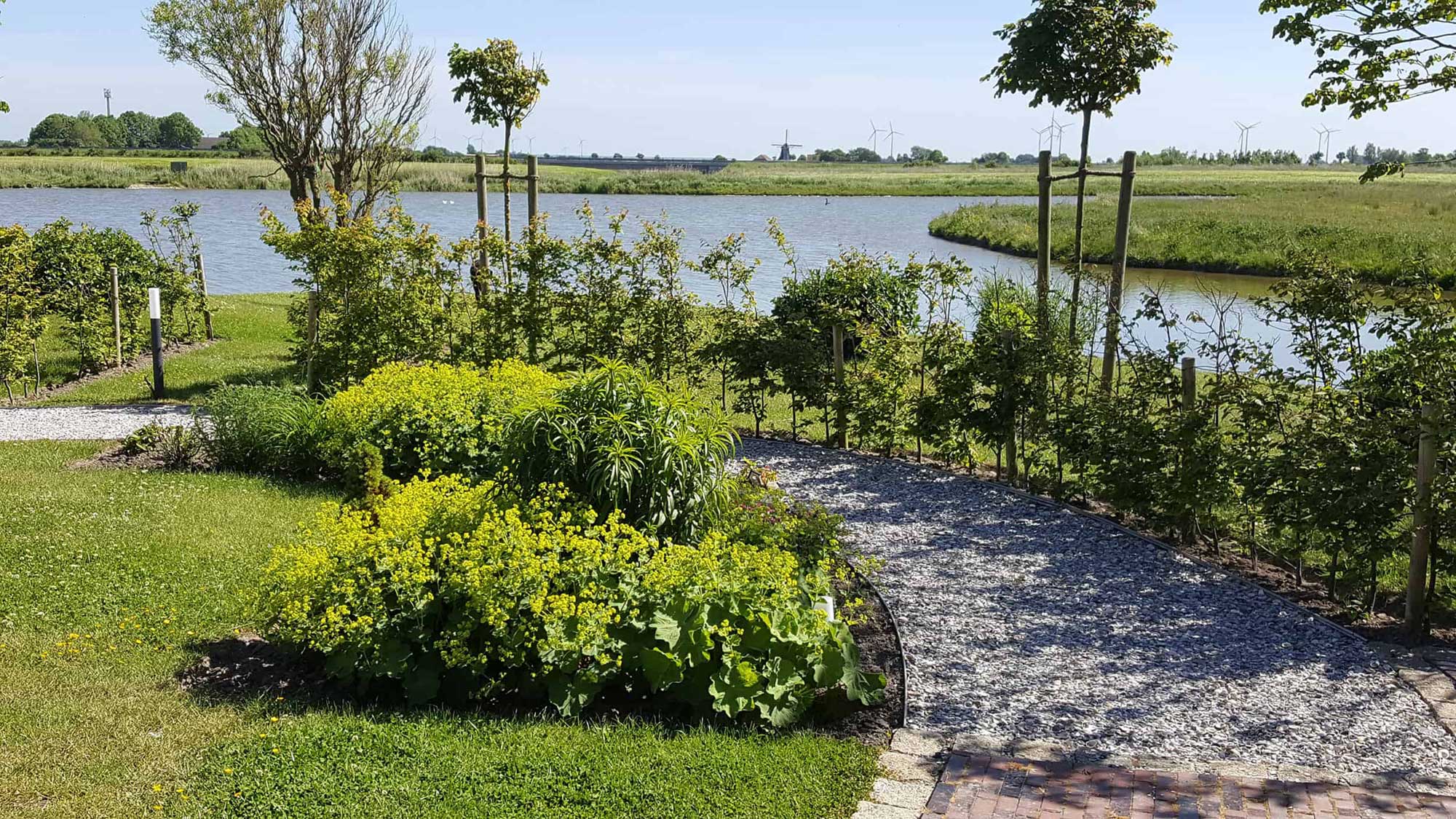 Kiesweg am Wasser